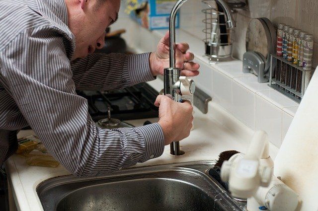 5f9aa2de98874810778edaf4_plumber-228010_640.jpg